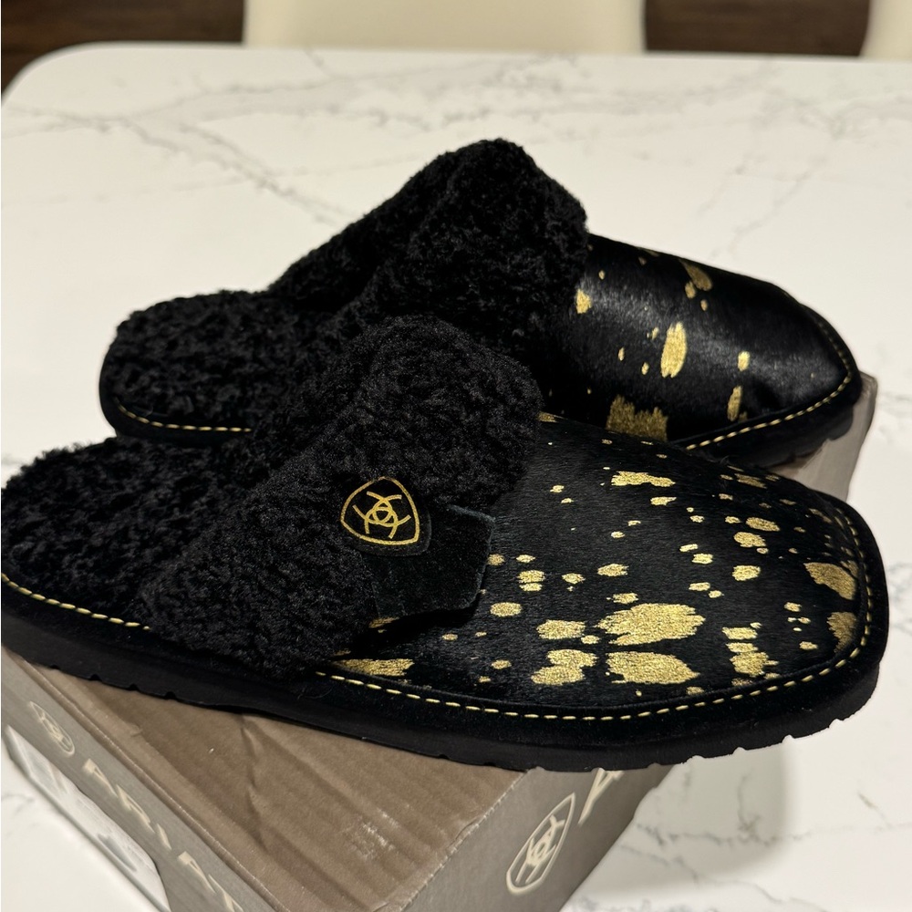 New - Ariat Women’s Slippers Size 10